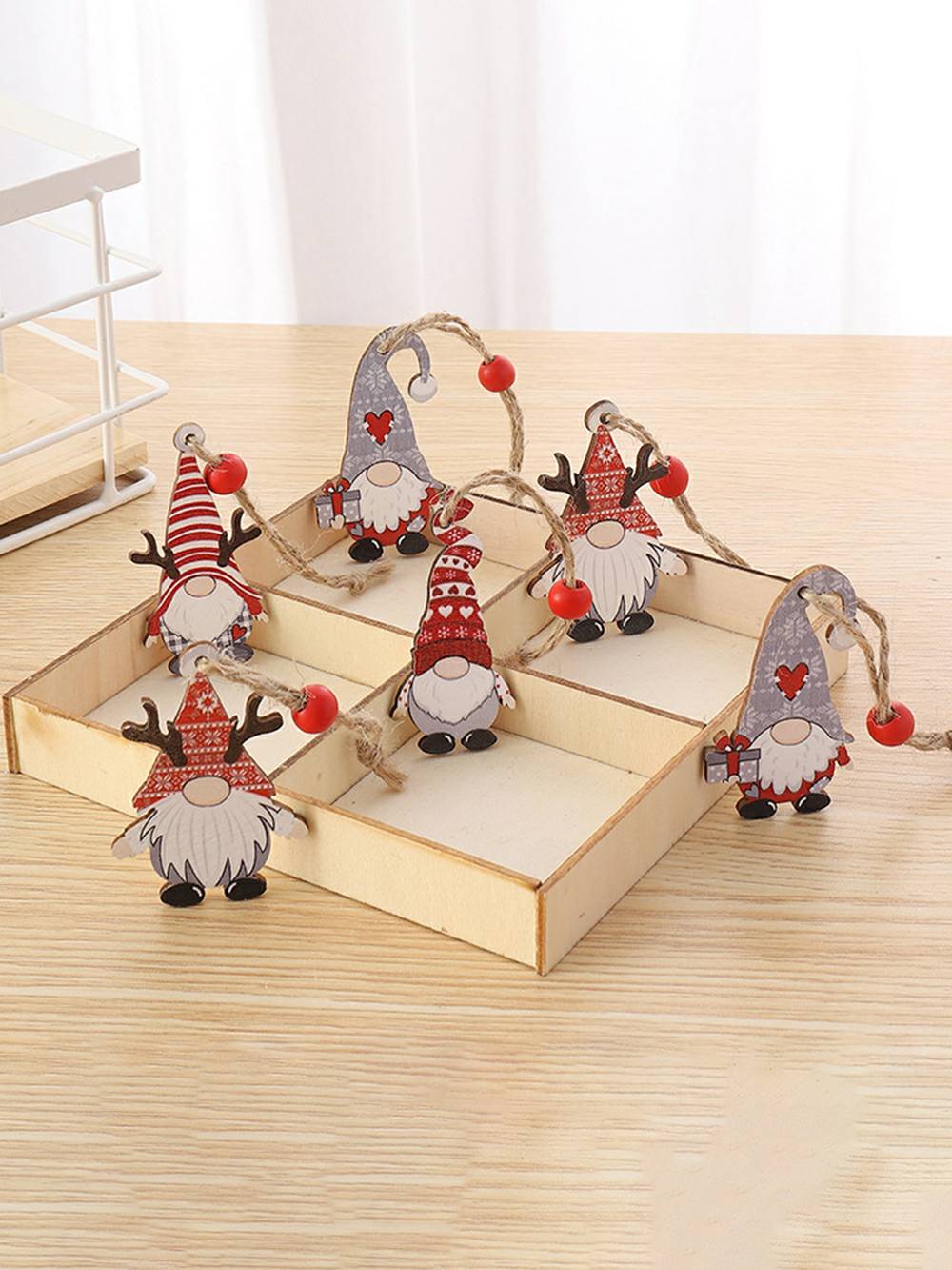 Ravissants ornements de gnomes en bois
