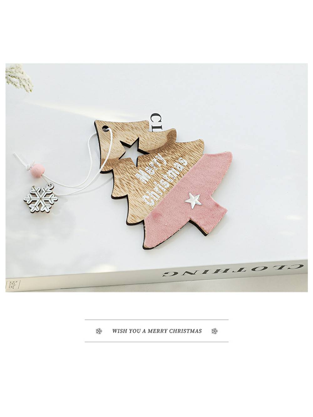 Roze houten rendier en vijfpuntige ster, hangend ornament