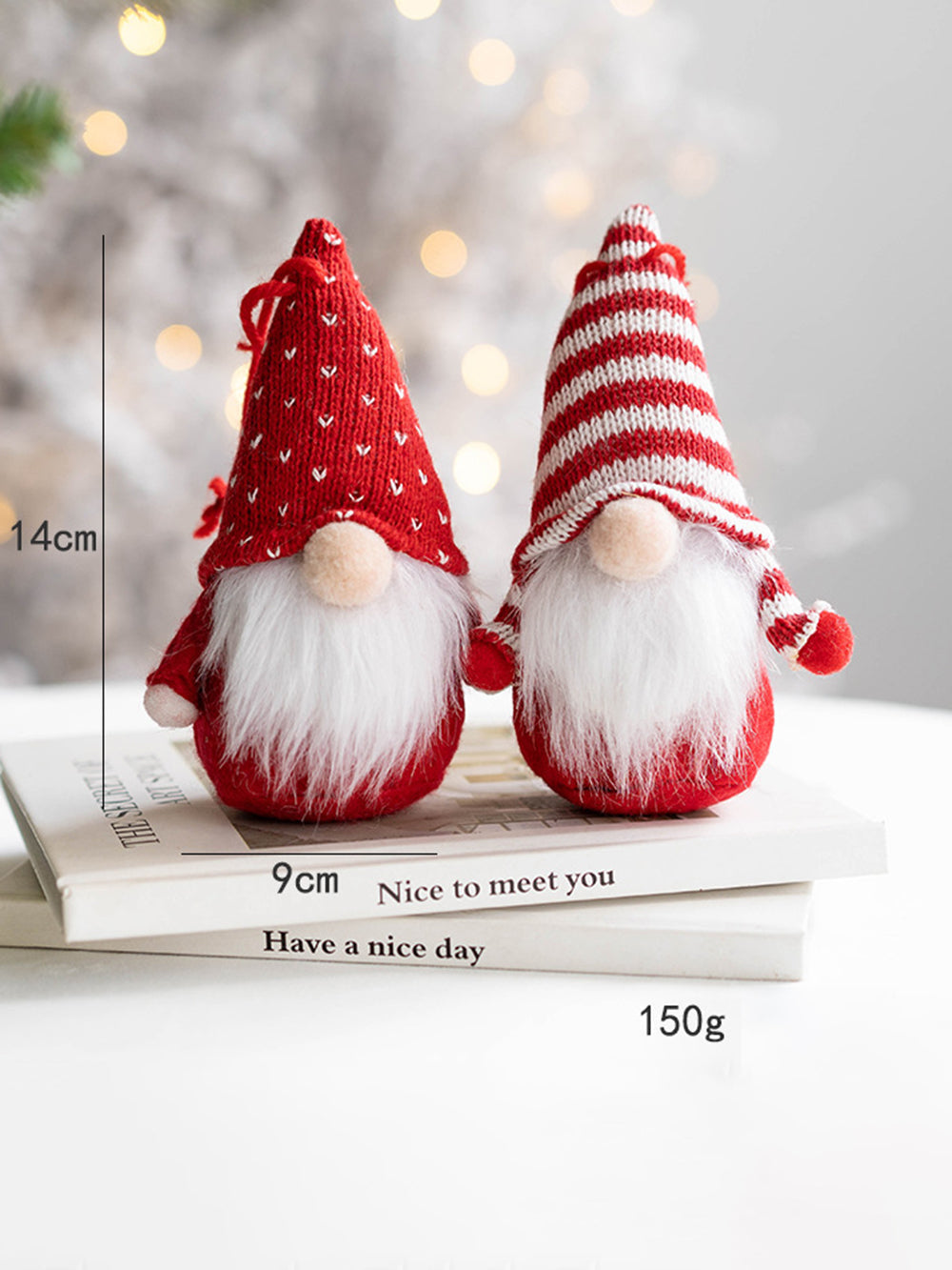 Un paio di bambole in tessuto peluche di Babbo Natale, pendenti di Babbo Natale