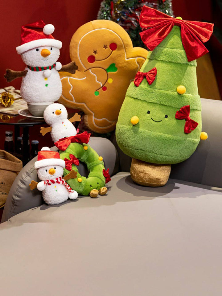 Kerstkrans en kerstboom gevuld speelgoed met strik