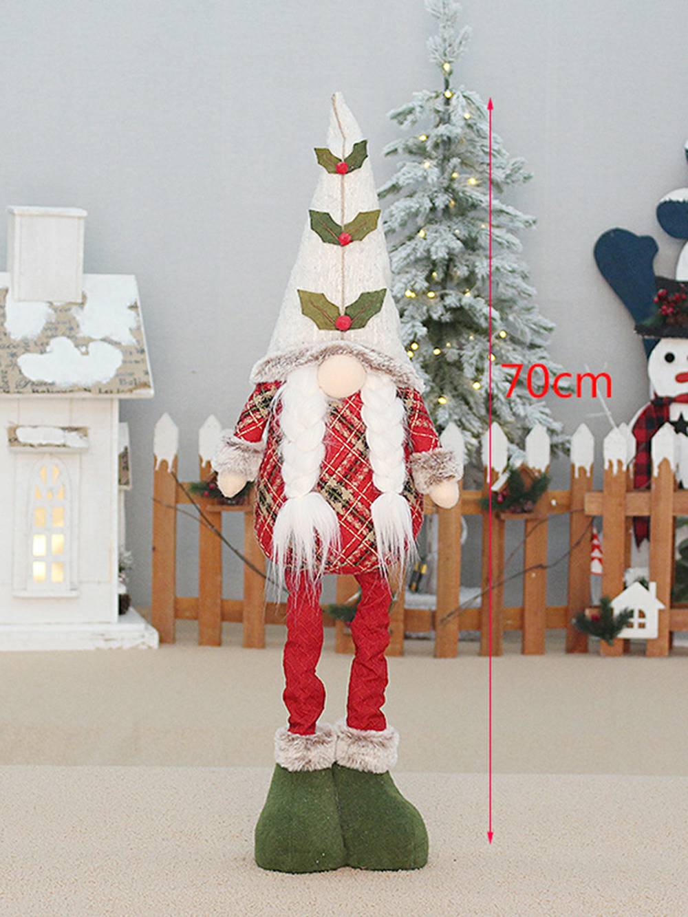 앉고 서있는 자세를 가진 붉은 격자 무늬 크리스마스 트리 그놈 봉제 인형