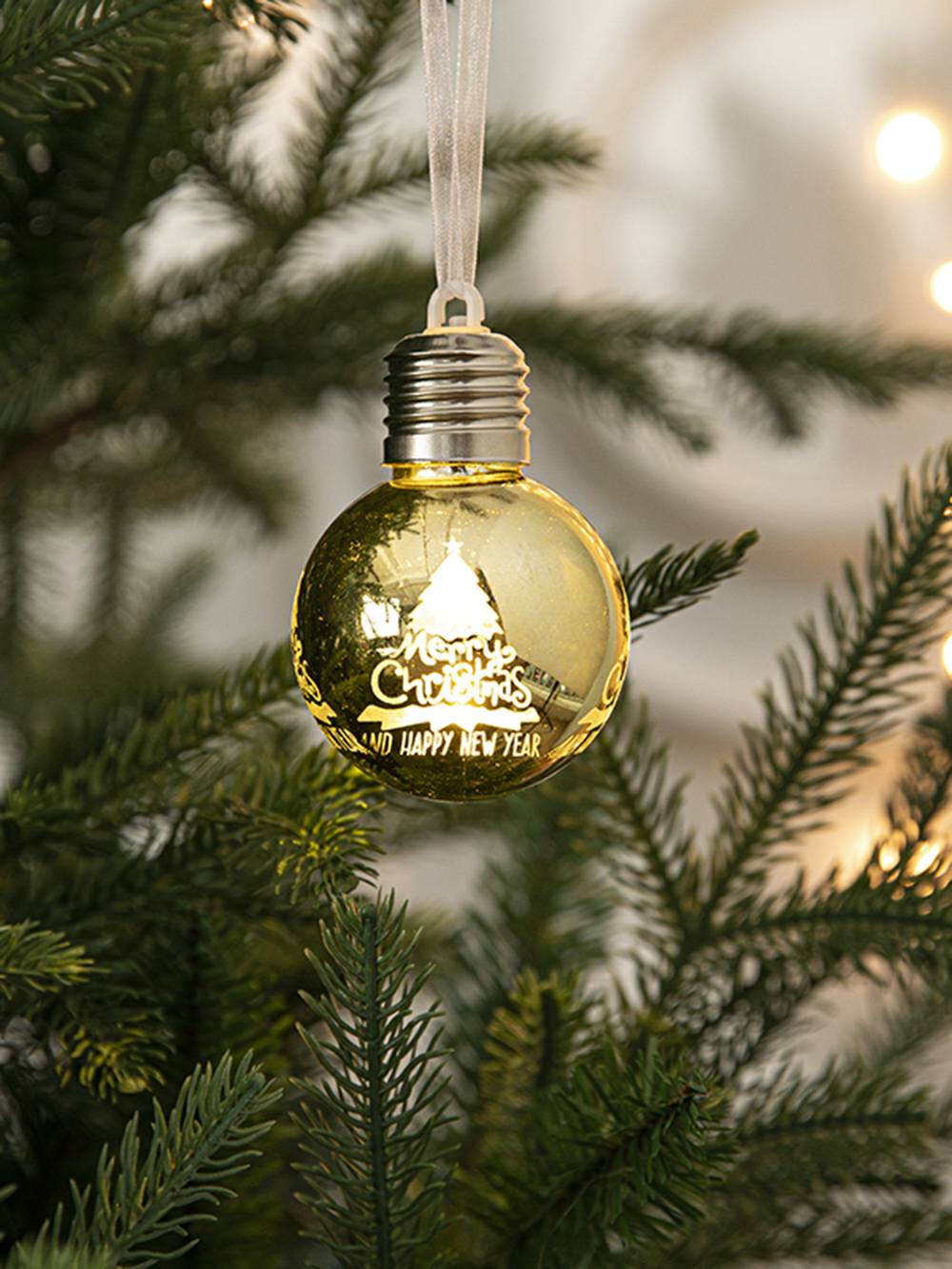 Kreative Weihnachtskugel mit galvanisierter Glühbirne zum Aufhängen