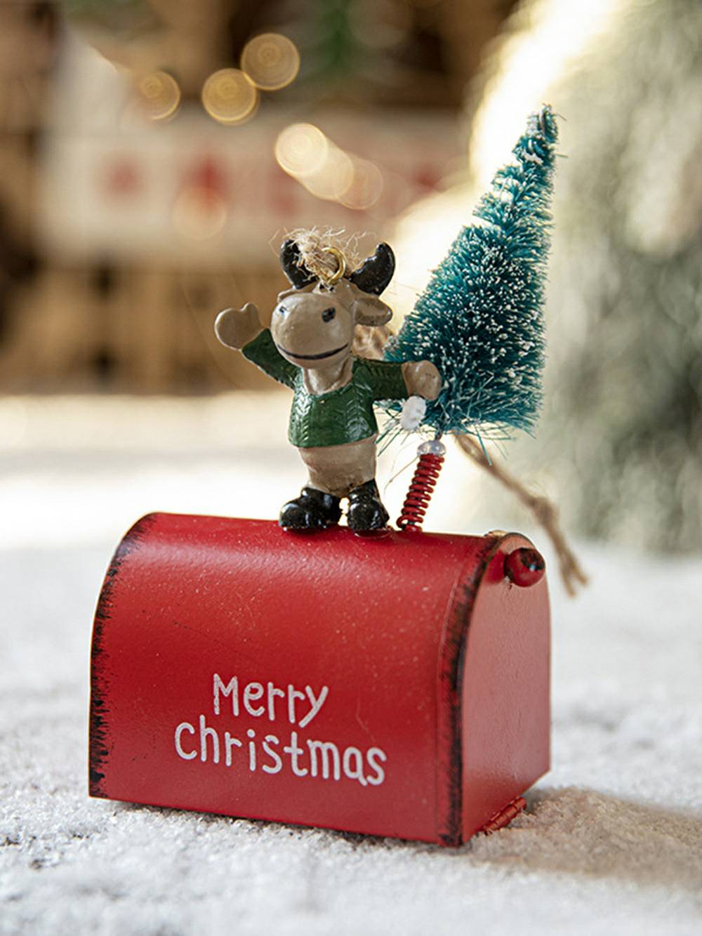 Weihnachtsbaumschmuck aus bemaltem Weihnachtsmann-Briefkasten aus Eisen