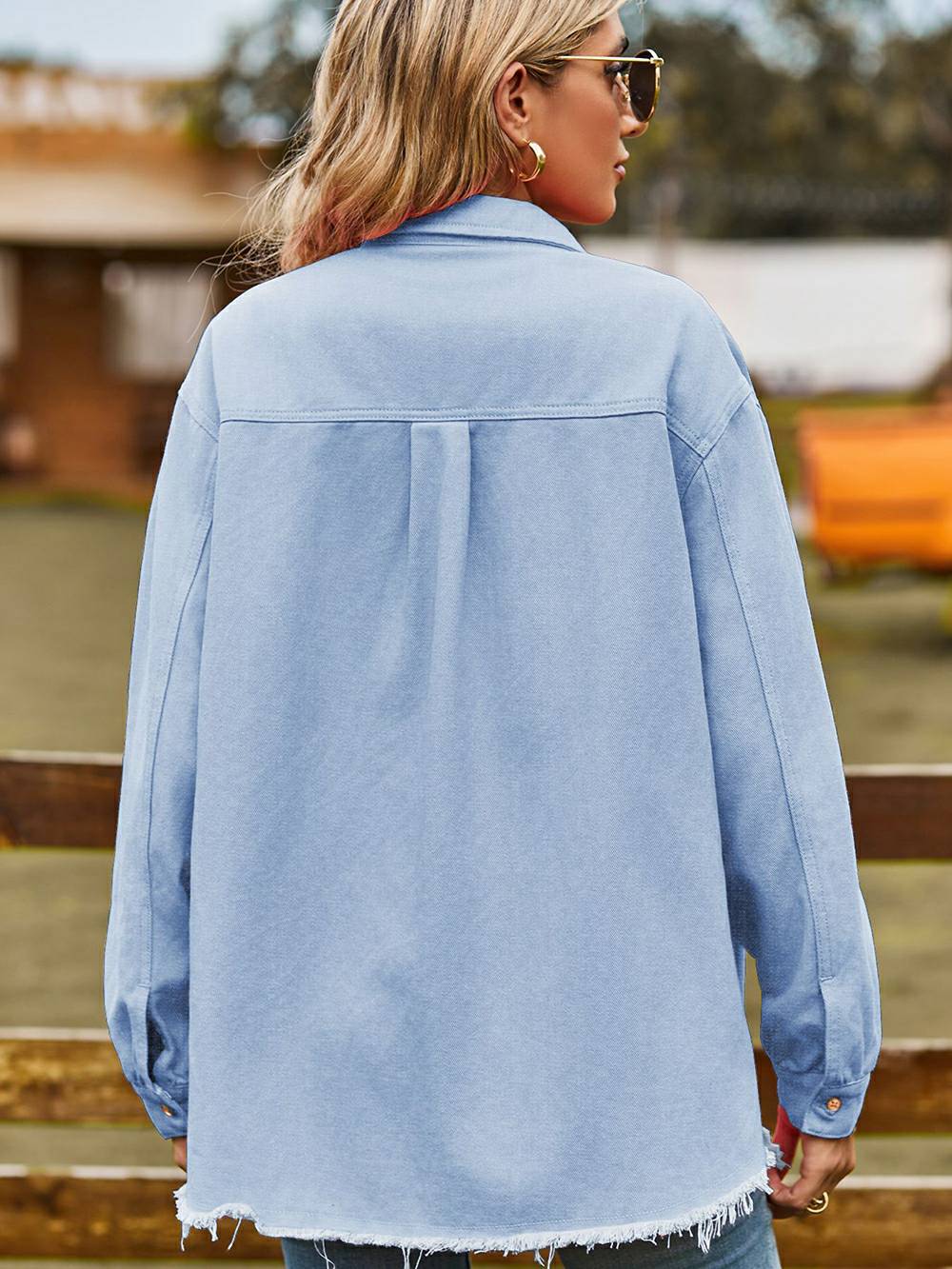 Chemise décontractée en denim délavé à bords bruts avec pompon - Bleu clair