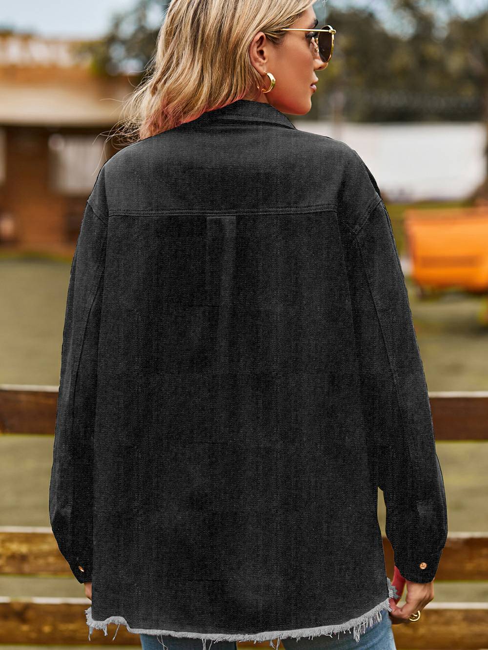 Chemise décontractée en denim délavé à bords bruts avec pompon - Noir