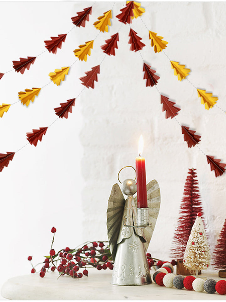 Mini julgran med papperssnöre blommor och hängande flaggor
