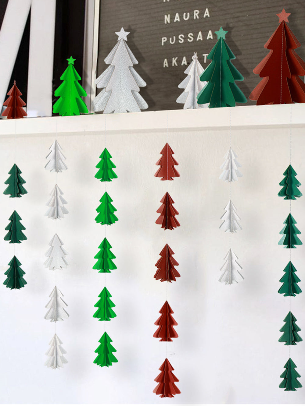 Mini árbol de Navidad con flores de hilo de papel y banderas colgantes