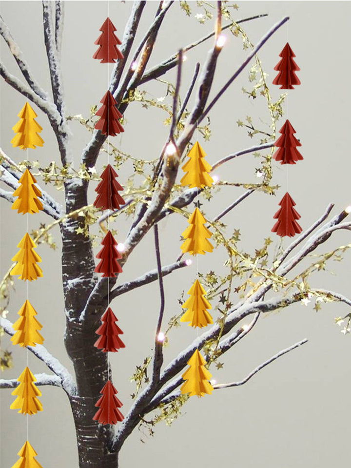 Mini Kerstboom Met Papieren String Bloemen En Hangende Vlaggen