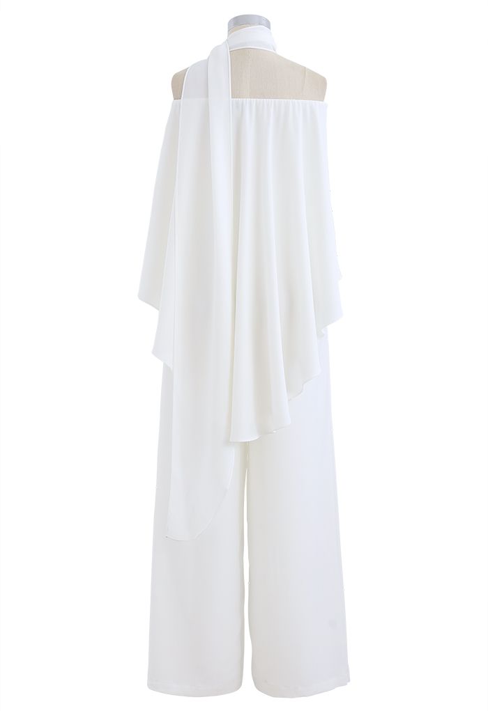 Combinaison blanche en mousseline de soie avec écharpe à rabat et épaules dénudées