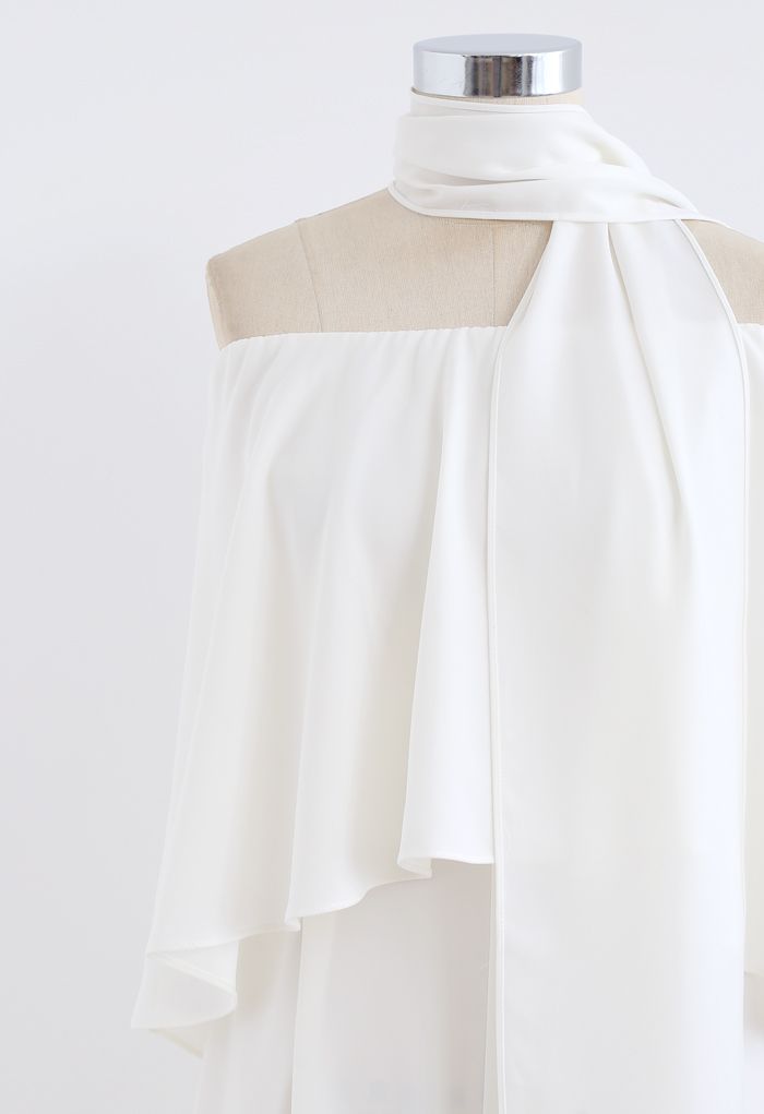 Combinaison blanche en mousseline de soie avec écharpe à rabat et épaules dénudées