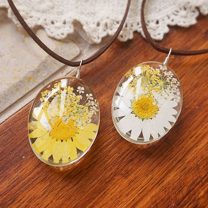 Halsketten mit gepressten Blumen aus Kunstharz – doppelseitige Gänseblümchen- und Queen-Anne-Spitze