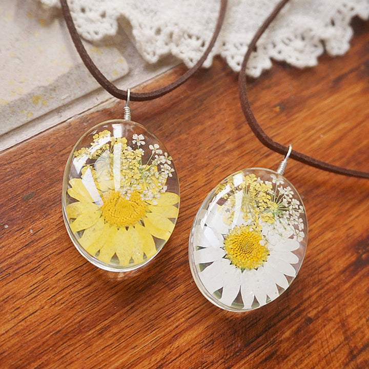Halsketten mit gepressten Blumen aus Kunstharz – doppelseitige Gänseblümchen- und Queen-Anne-Spitze