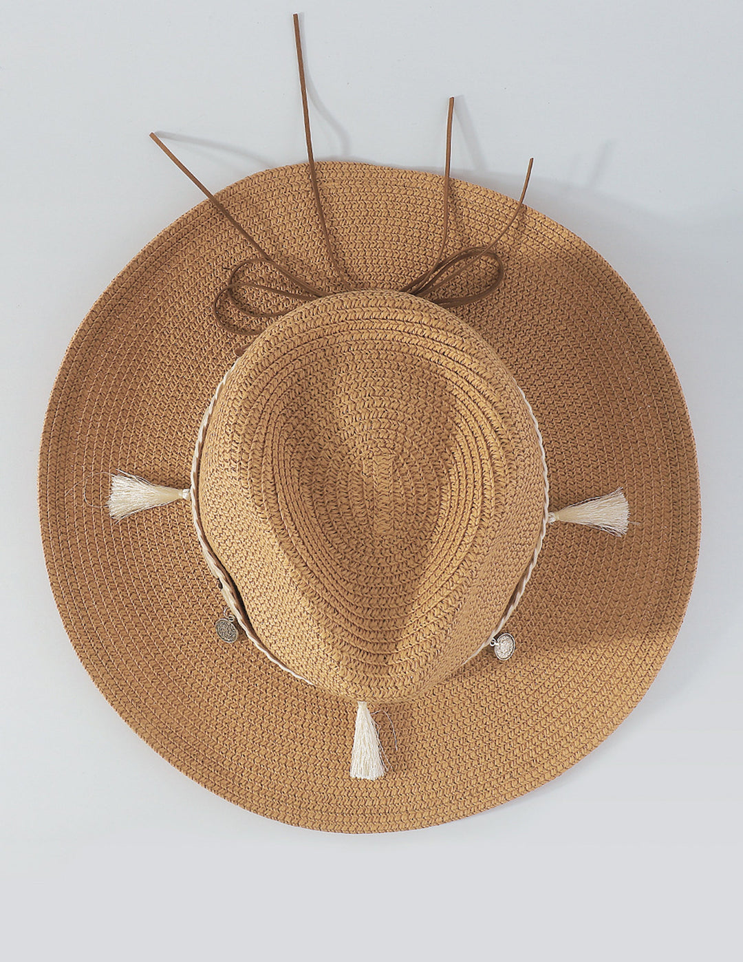 Chapéu de palha com borlas de concha