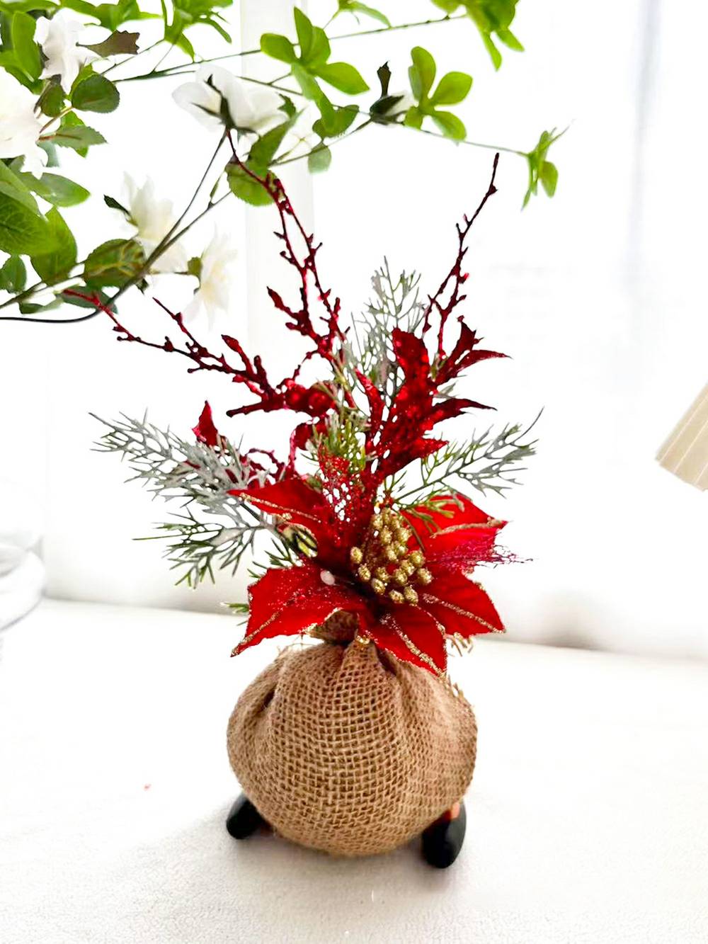 Holzstumpf, rote Beeren-Kiefernzapfenzweige mit Schleife, Weihnachtsbaumdekoration