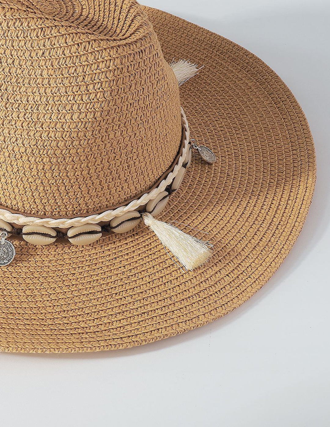 Chapéu de palha com borlas de concha