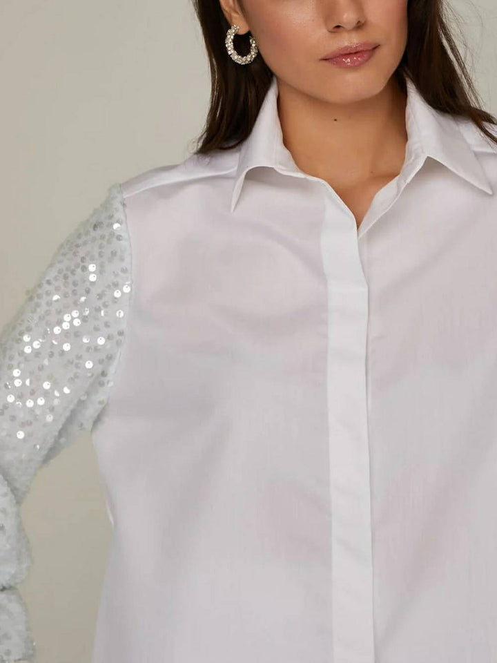Bomuldsskjorte og -nederdel med pailletterærmer