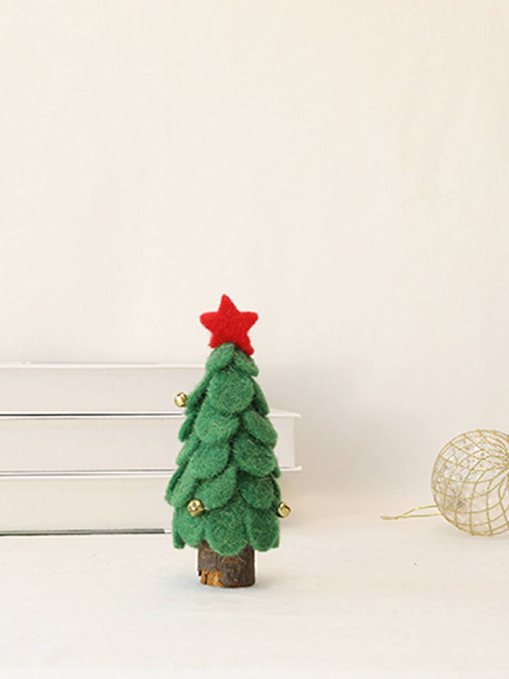 Χαριτωμένος στολισμός χριστουγεννιάτικου δέντρου από τσόχα