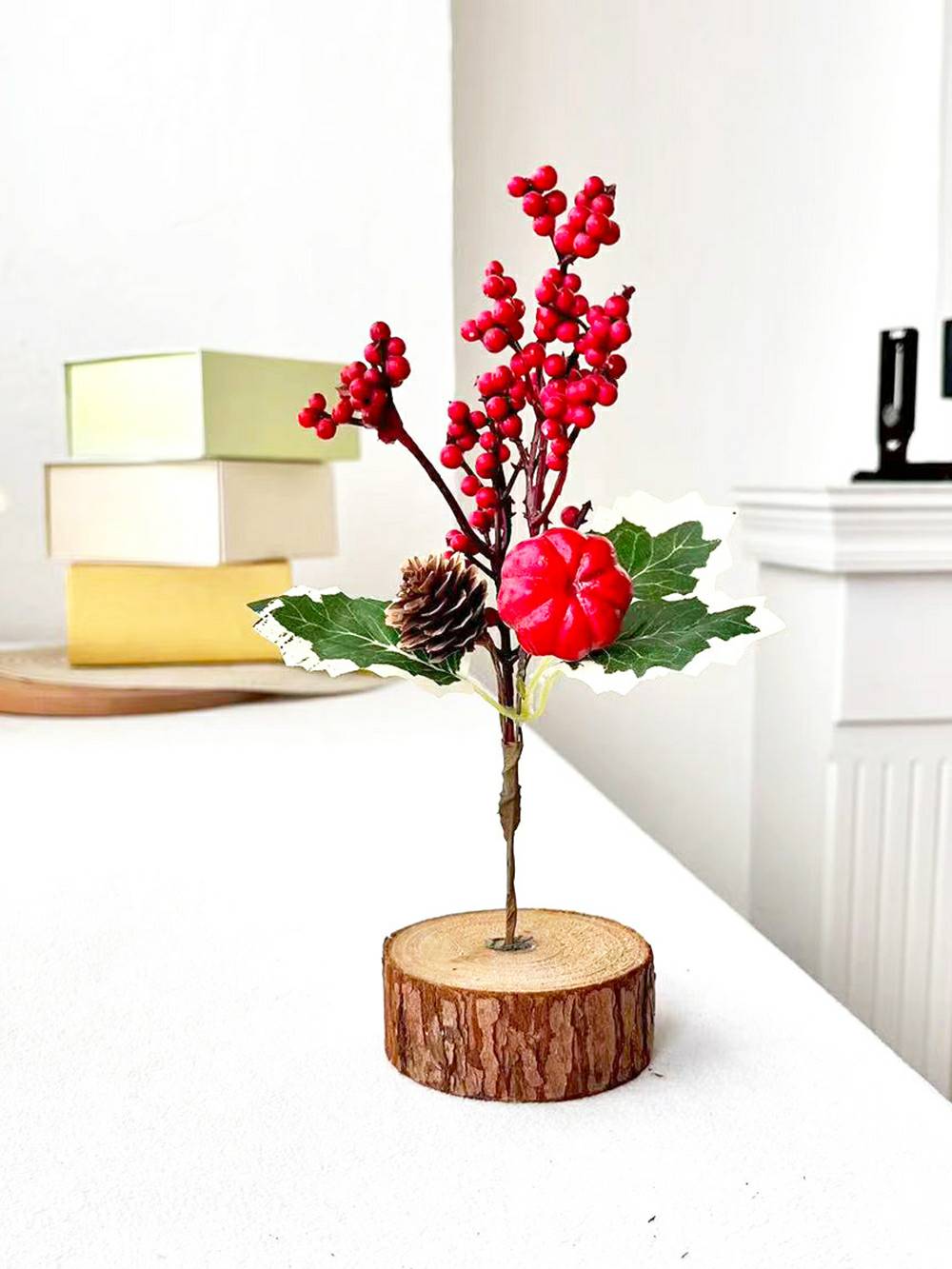 활 크리스마스 트리 장식이 있는 나무 그루터기 레드 베리 솔방울 가지