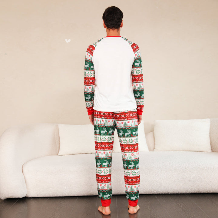 Conjuntos de pijamas familiares con elementos navideños