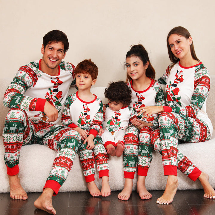 Set di pigiami abbinati a Natale con elementi natalizi