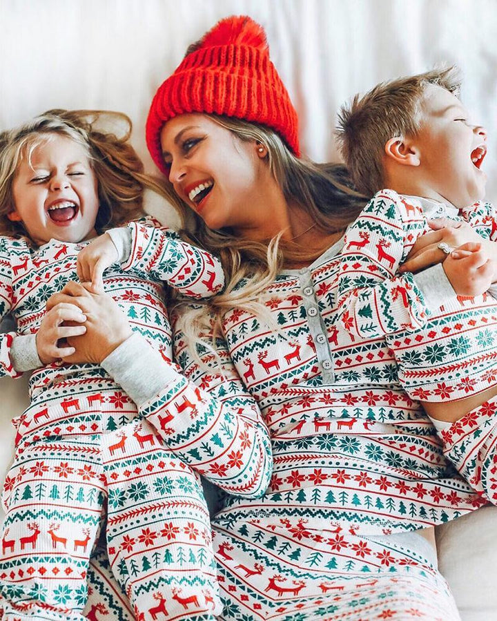 Julemønstrede familiematchende pyjamassett (med hundeklær)