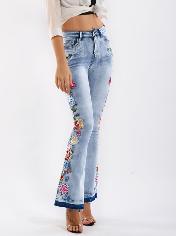 Jeans mit dreidimensionaler Stickerei
