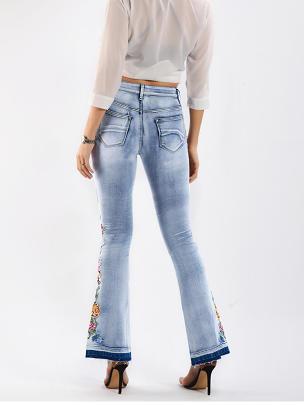 Jeans con ricamo tridimensionale