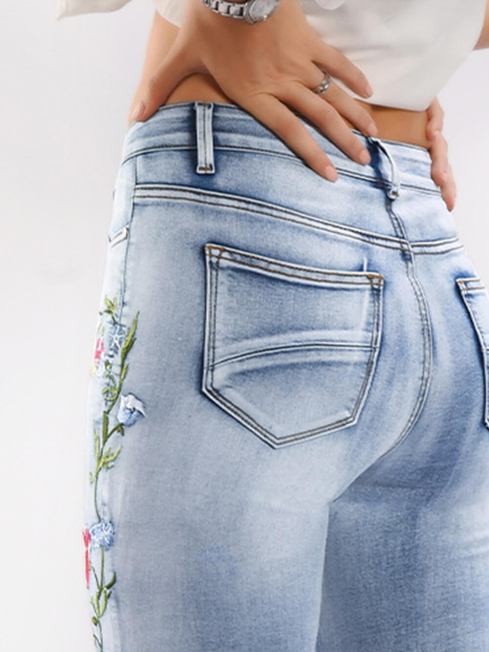 Jeans mit dreidimensionaler Stickerei