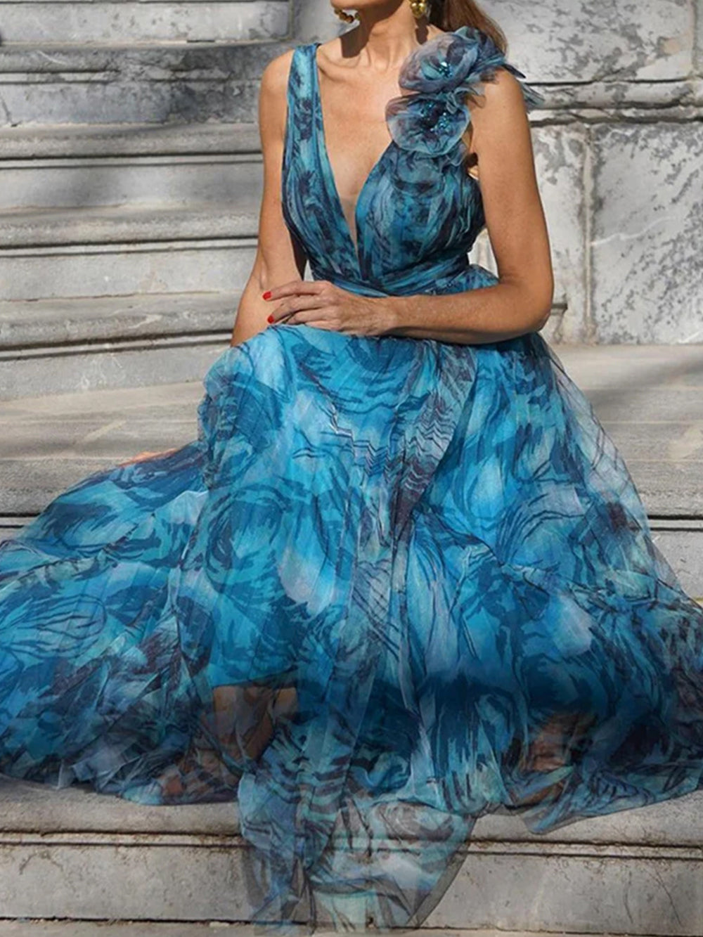 Sukienka maxi bez rękawów z nadrukiem w kształcie falbanki