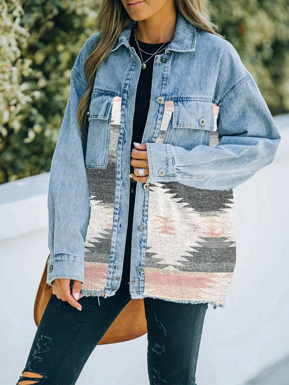 Jaqueta jeans com estampa geométrica asteca