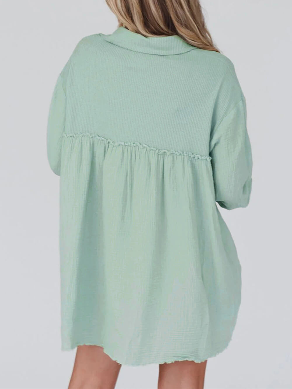 Miętowo-zielona patchworkowa sukienka koszulowa z bufiastymi rękawami