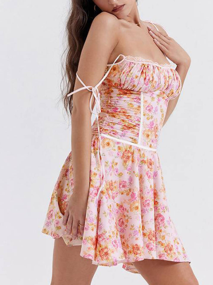 Plisowana sukienka mini z szelkami w kwiaty i dołem A