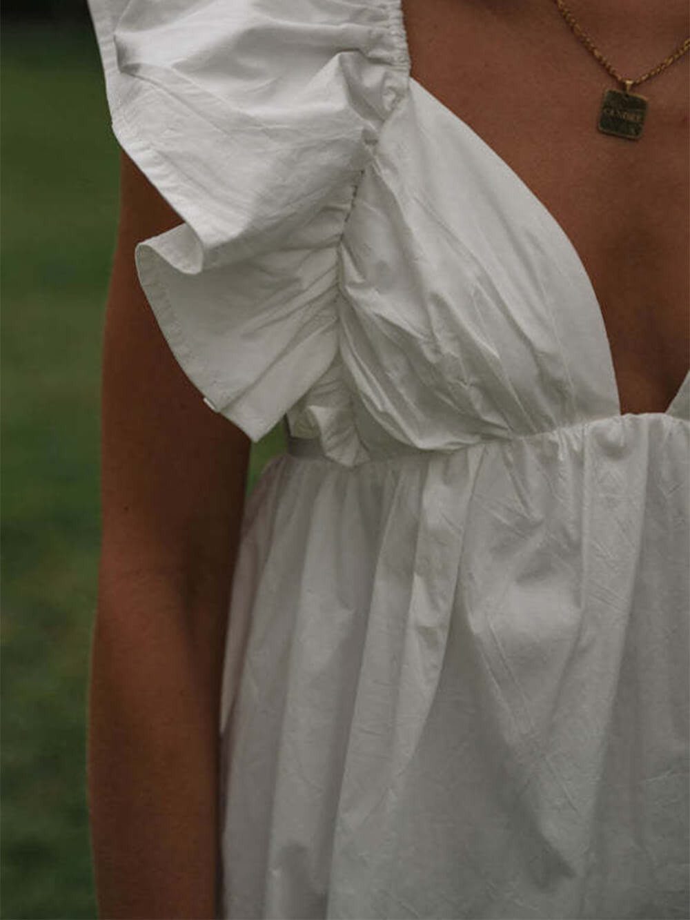Krótka sukienka mini z dekoltem w szpic i falbaną