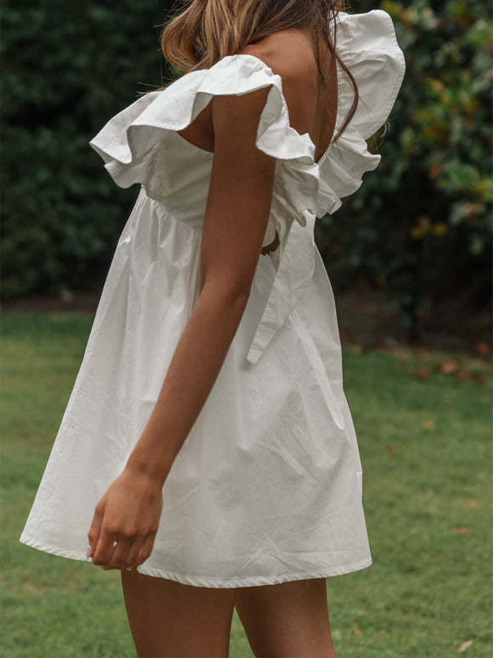 Mini vestido curto com decote em V e manga babada