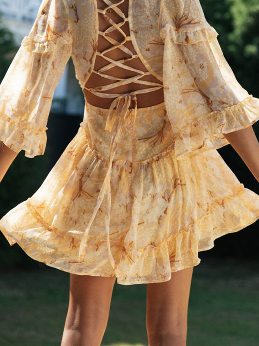 Sznurowana mini sukienka z dekoltem w kształcie litery V, rękawami typu trąbka
