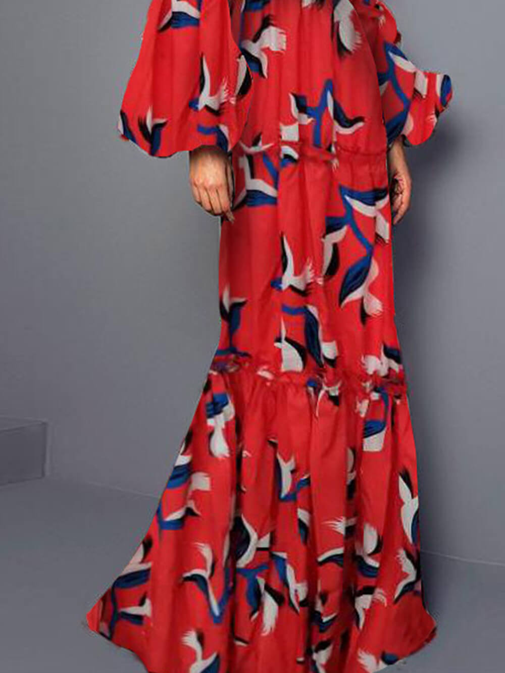 Seksowna sukienka maxi z dekoltem w kształcie litery V, podkreślająca talię