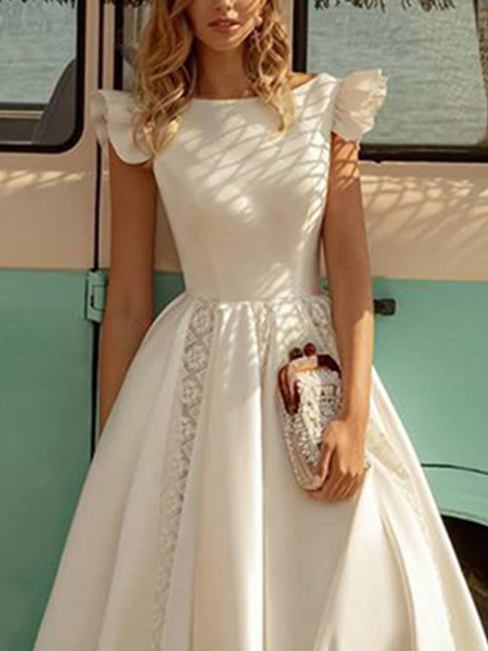 Elegancka bufiasta sukienka midi w jednolitym kolorze