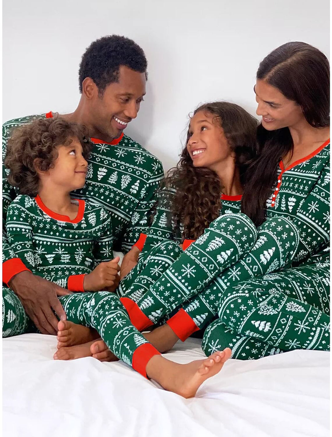 Conjuntos de pijamas familiares de árboles de copos de nieve navideños