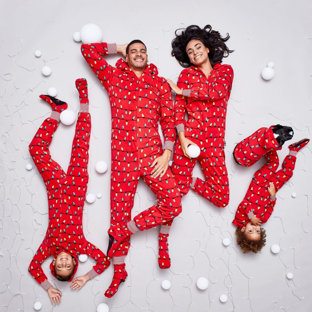 Passendes Pyjama-Set mit roter Weihnachtsbirne und Kapuze für zu Hause