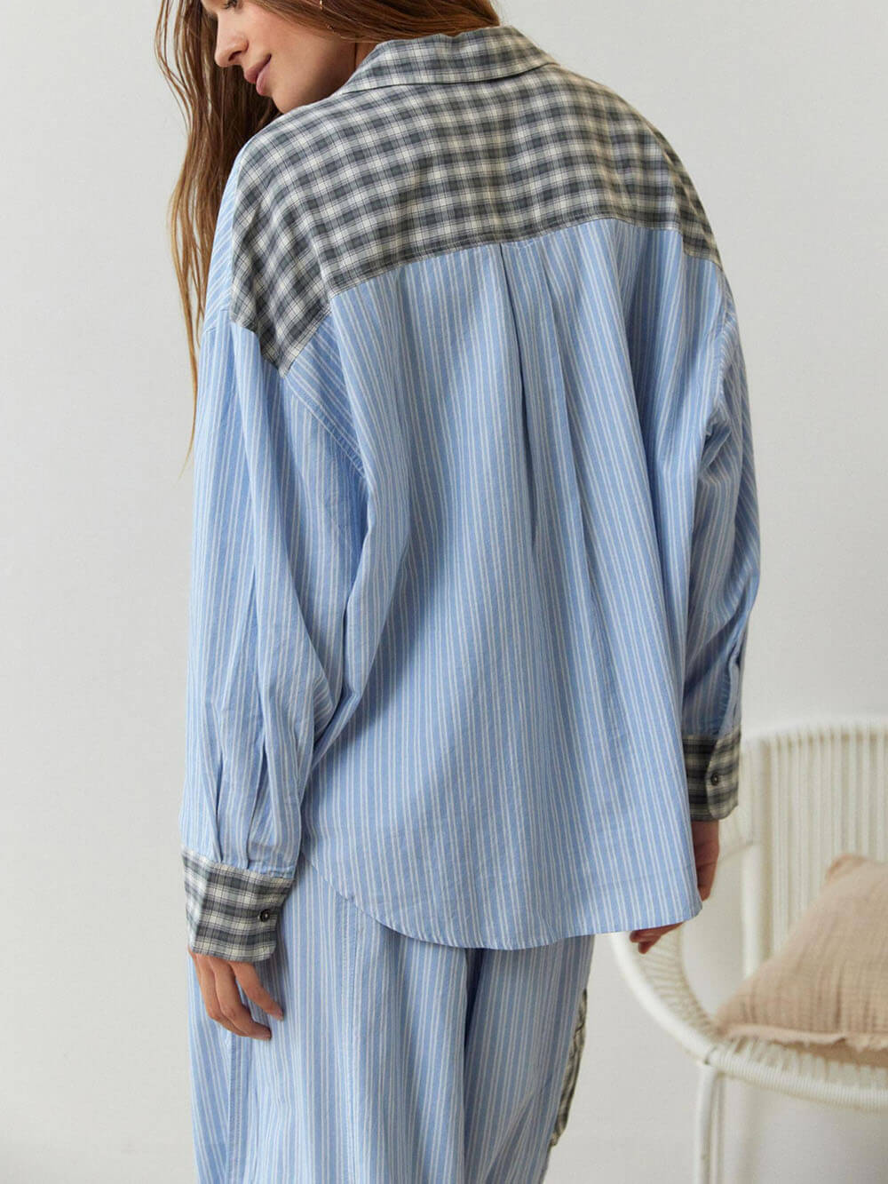 Hemelsblauwe pyjamaset met losse splitten