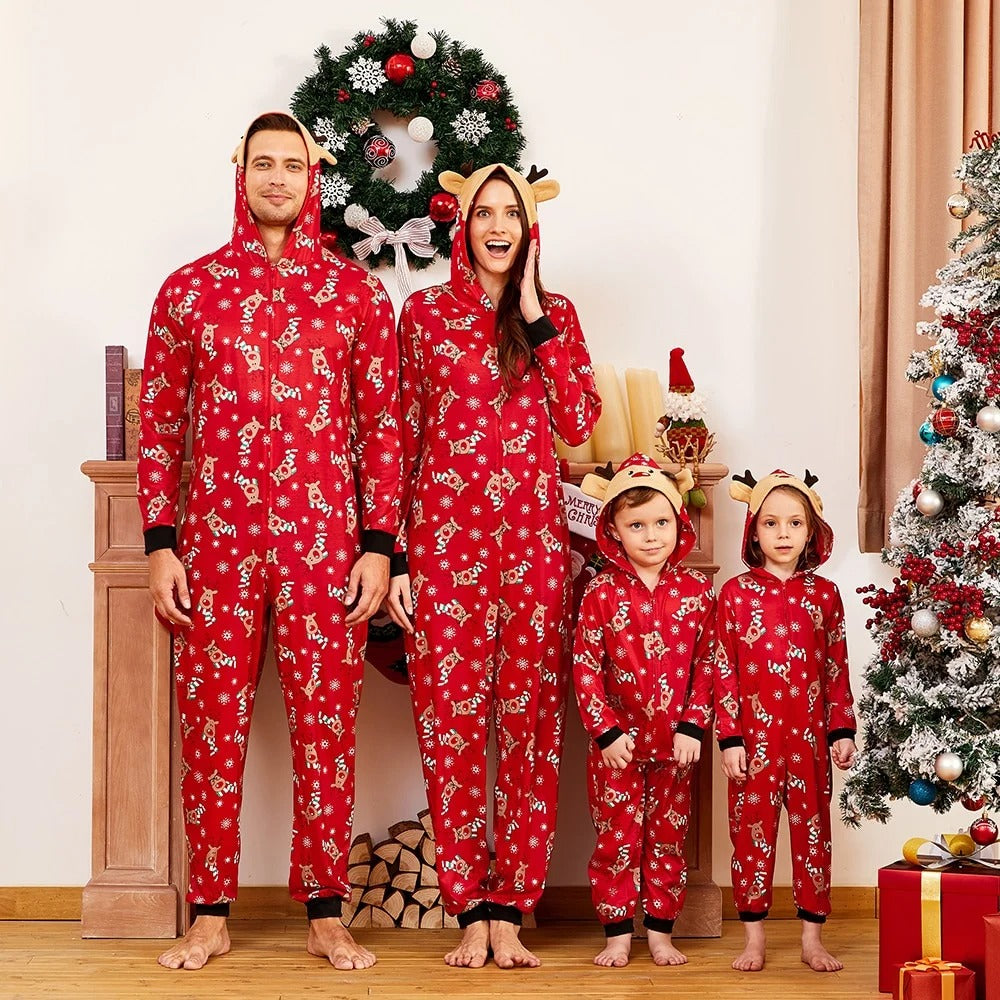 Pijama de macacão familiar com capuz multicolorido para férias