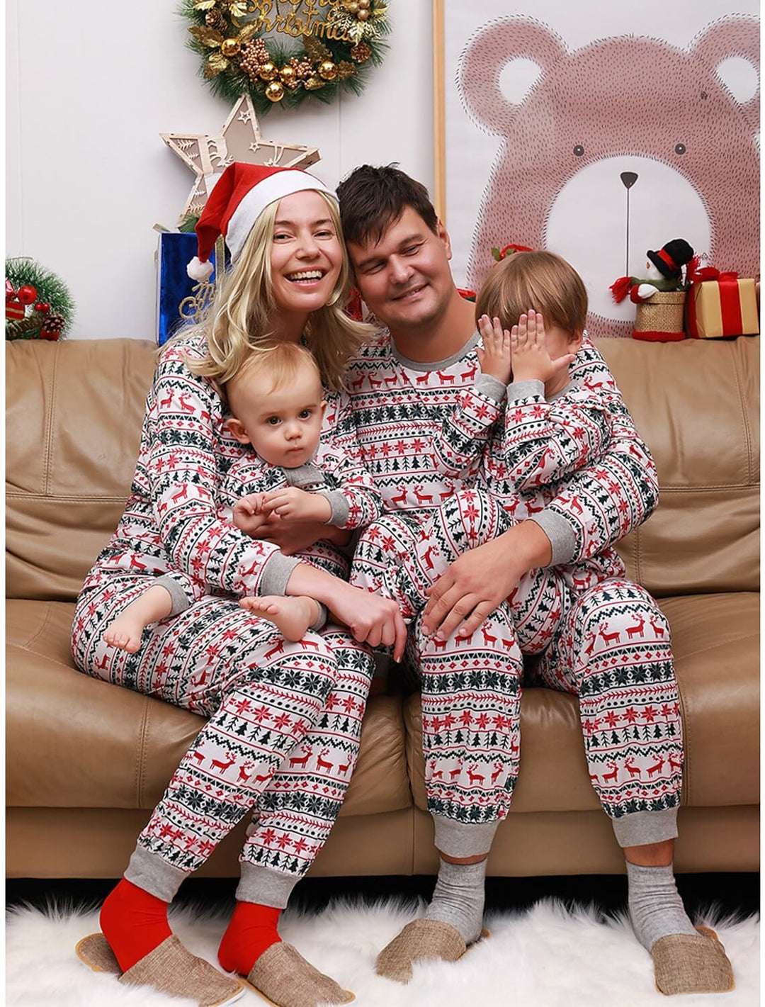 Pyjama-Sets für die Familie mit Weihnachtsschneeflockenbäumen