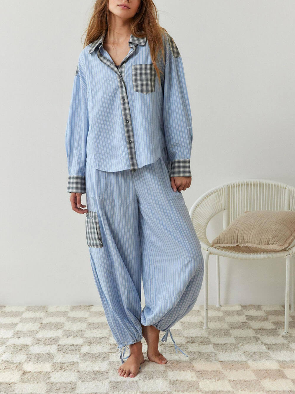 Hemelsblauwe pyjamaset met losse splitten