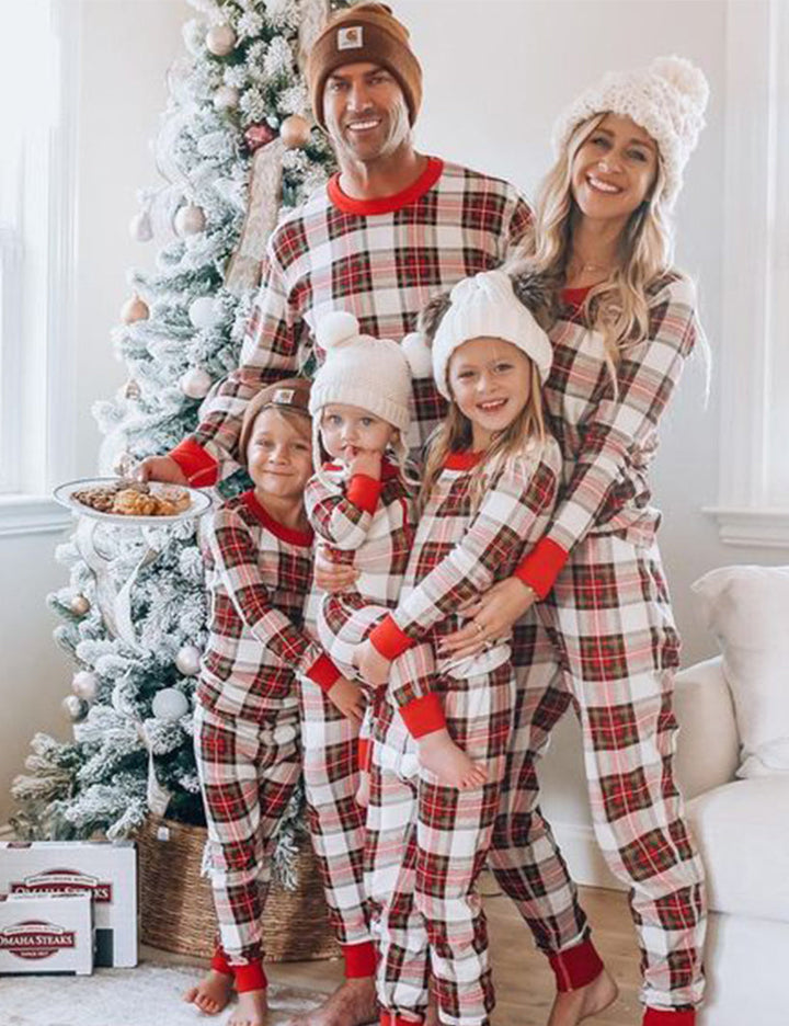 Farblich passendes Fmalily-Pyjama-Set mit Karomuster (mit Haustier-Hundekleidung)