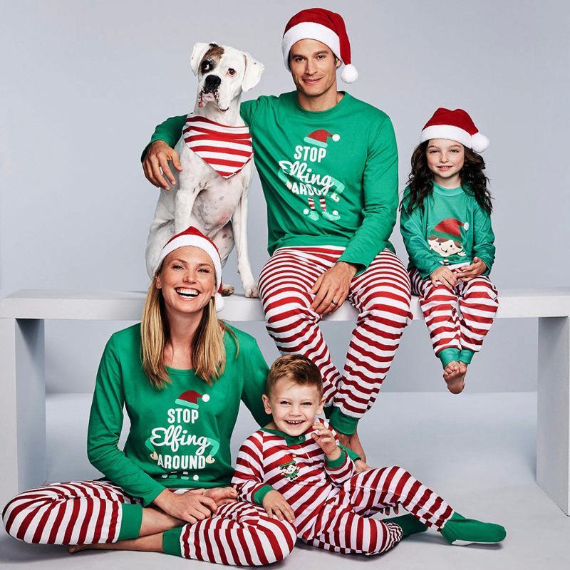 Gestreiftes, passendes Familien-Pyjama-Set mit weihnachtlichem ELF-Print