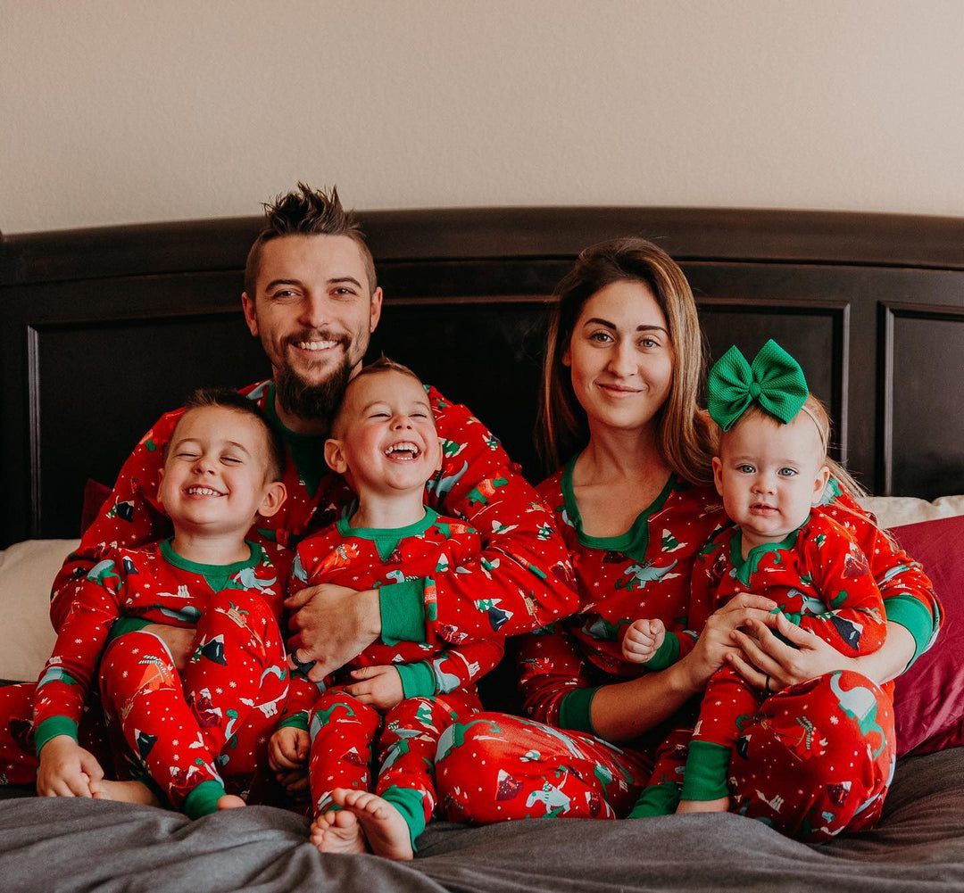 Conjuntos de pijamas combinando para a família com padrão de dinossauro vermelho fofo