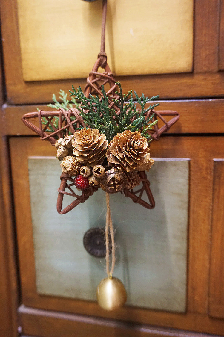 Vánoční dekorace Přívěsek - Lesní borovice Šiška zvonek na auto