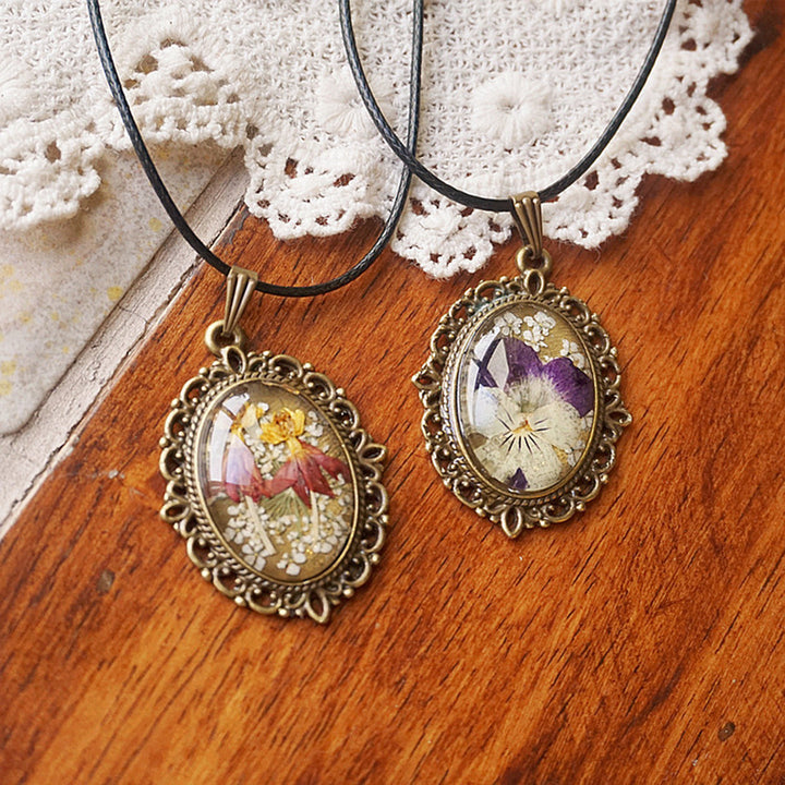Halsketten mit gepressten Blumen aus Kunstharz – Französisches Retro-Veilchen und Lobelia Erinus