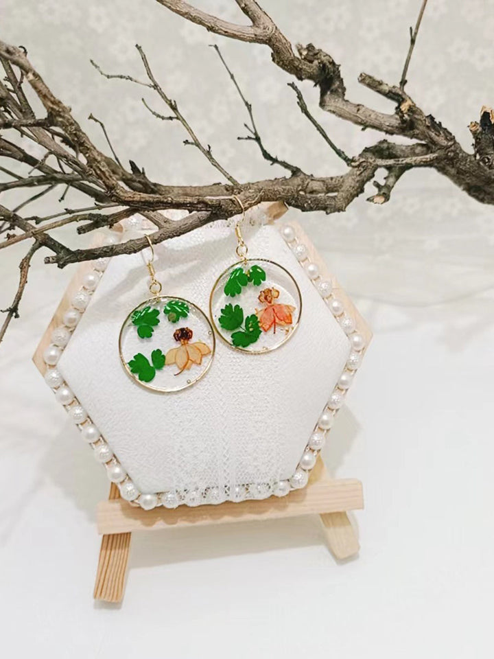 레진 압착 꽃 귀걸이 - 춤추는 인형 & 초원 후회 잎