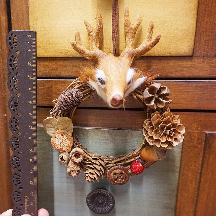 Decoración colgante de piñas con cabeza de ciervo navideña